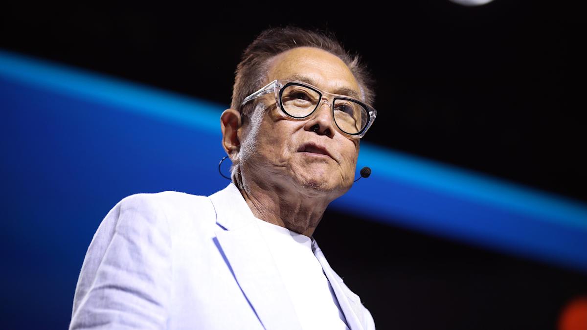 Robert Kiyosaki warns of global economic crash